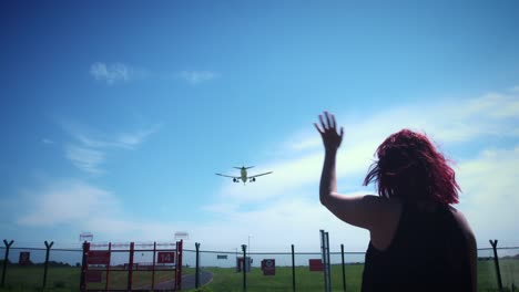 4-k-el-aeropuerto-de-Dublín,-mujer-saludando-al-avión-que-llega