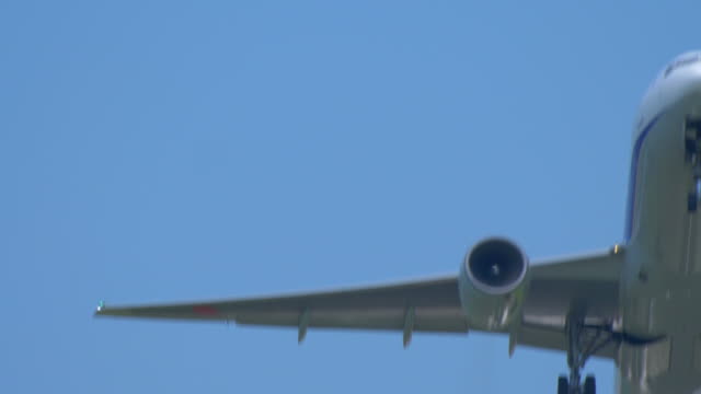 Airplane-taking-off-in-blue-sky,-extremely-closeup