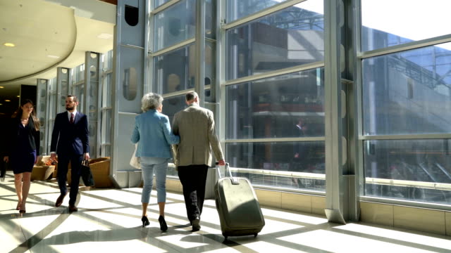 Zwei-Senioren-Wandern-mit-Koffer