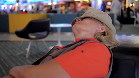 Frau-am-Flughafen-auf-dem-Sofa-schlafen.