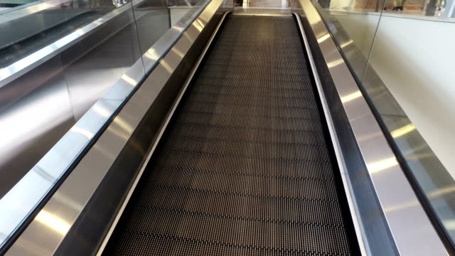 Pov-mit-langen-horizontalen-Rolltreppe-am-internationalen-Flughafen-terminal-bewegt