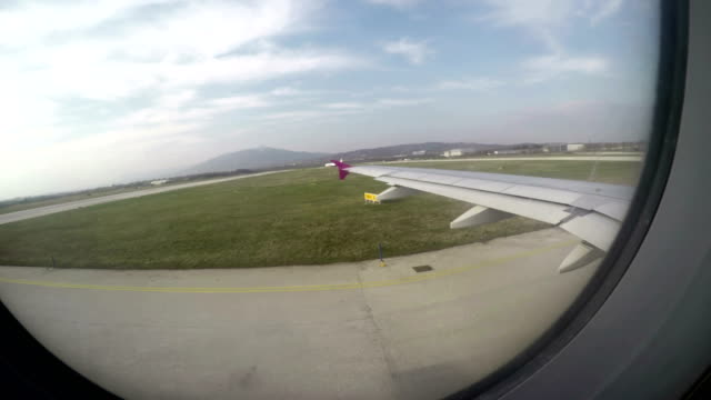 Flugzeug-Beifahrerfenster-POV-bei-Ankunft-am-Flughafen