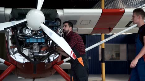 Dos-mecánicos-de-vuelo-haciendo-un-pre-vuelo-comprobar