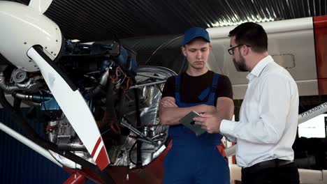 Mechanic-and-flight-engineer-having-a-discussion