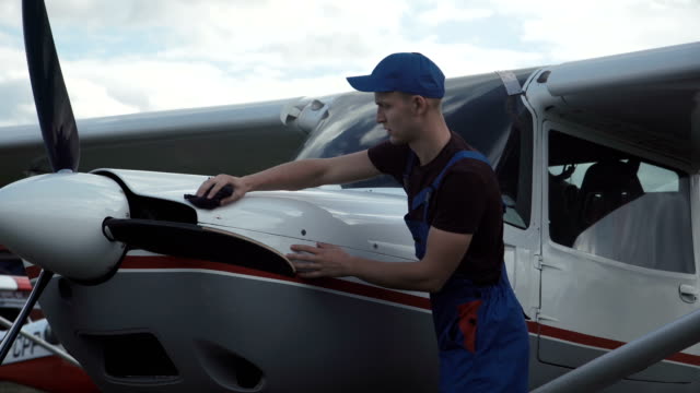 Joven-piloto-o-mecánico-trabajando-en-una-aeronave