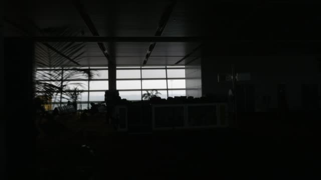 Silhouette-des-Menschen-in-Neu-Delhi-Flughafen