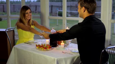 Liebespaar-am-Abend-für-ein-romantisches-Abendessen,-übergibt-der-Tabelle-Holding