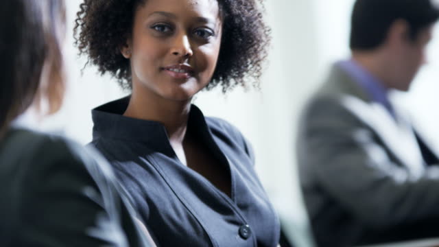 Colega-de-reunión-asesor-financiero-femenina-étnica-en-aeropuerto