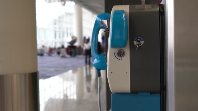 Öffentliche-Telefonzelle-Festnetztelefon-innerhalb-des-internationalen-Flughafens.