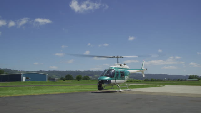 Helicóptero-despegando-en-el-aeropuerto-de-rural.--Rodado-con-RED-Epic.