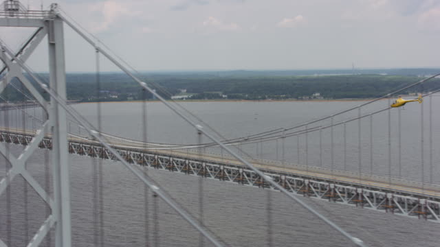 Toma-aérea-de-helicóptero-por-el-puente-de-la-bahía-de-Chesapeake.