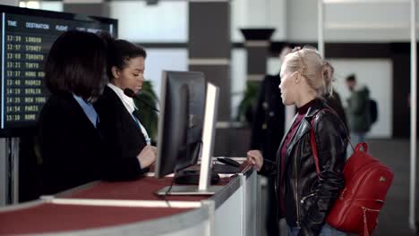 Personal-de-seguridad-del-aeropuerto-pasajeros-de-procesamiento