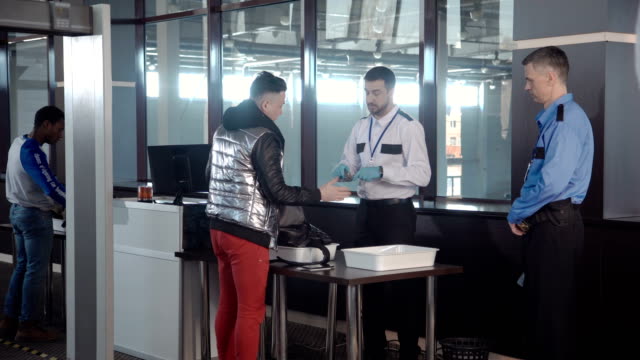 Guard-Check-Passagier-Tasche-im-Flughafen