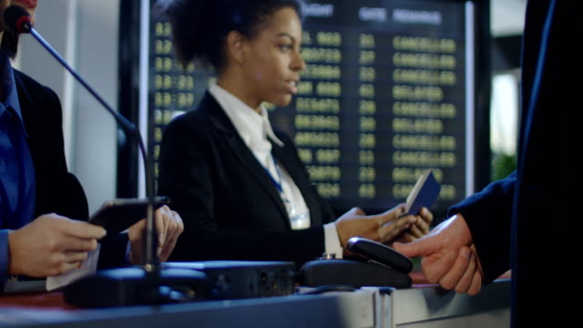 Passagiere,-die-biometrische-Kontrolle-am-Flughafen-vorbei