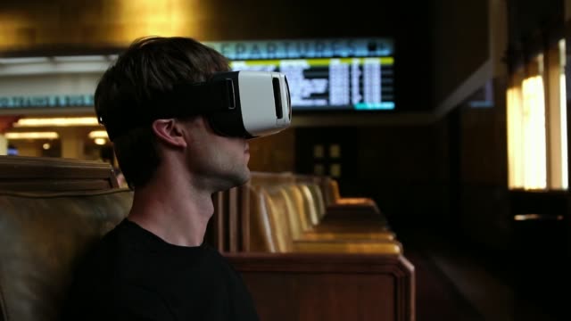 Hombre-de-joven-turista-usando-auriculares-VR-para-el-entretenimiento-de-viaje-en-el-aeropuerto