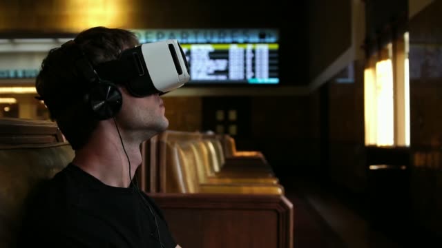 Junger-Mann-verbringt-Zeit-mit-VR-Kopfhörer-in-Virtual-Reality-Brille-für-die-Reise