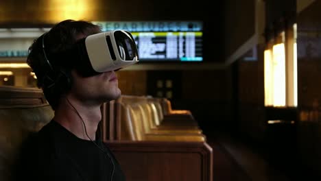 Hombre-en-360-Vr-casco-Virtual-realidad-gafas-relajantes-mientras-viaja