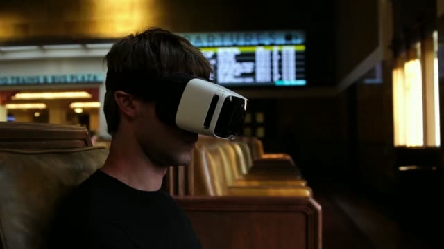 Junge-Touristen-Mann-mit-VR-Kopfhörer-Virtual-Reality-Brille-für-Reisen-Unterhaltung
