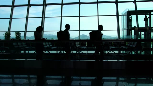Silhouette-der-Reisender-Rucksacktouristen-in-geschäftigen-Flughafen-in-Asien