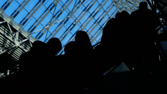 Das-Glas-Fenster-Flughafen-Ecsalator-mit-beweglichen-Silhouette-des-Menschen
