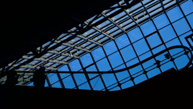 Der-Flughafen-oder-öffentlichen-Ort-Rolltreppe-Szene:-Menschen-silhouette-auf-der-Treppe