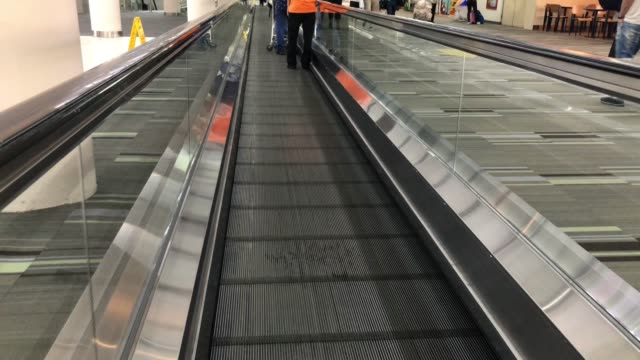 Manera-de-la-diapositiva-para-caminar-en-el-aeropuerto