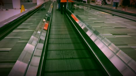 Manera-de-la-diapositiva-para-caminar-en-el-aeropuerto