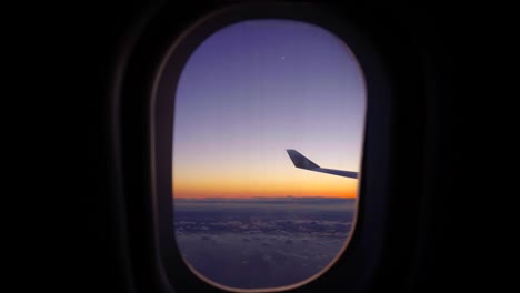 Flugzeug-Fenster-Aussicht-bei-Sonnenuntergang-Sonnenaufgang.-Passagier-Flugzeug-Luftfahrt-Fluggesellschaft-fliegen,-Reisen