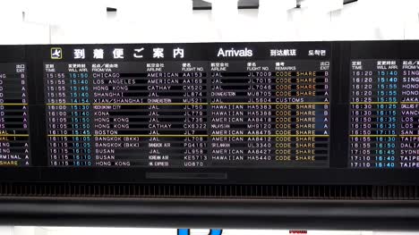 TOKYO,-JAPAN---3-Mai-2018:-Fluginformationen-in-japanischer-und-englischer-Sprache-auf-einen-Zeitplan-am-Flughafen-Narita-in-Tokio,-Japan