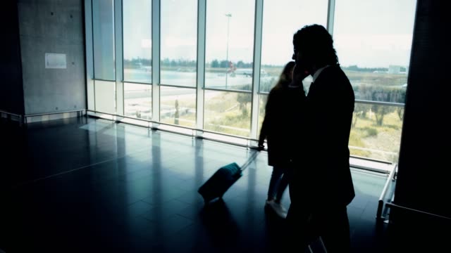Geschäftsmann-am-Flughafen-Flur-laufen-und-telefonieren-mit-Handy