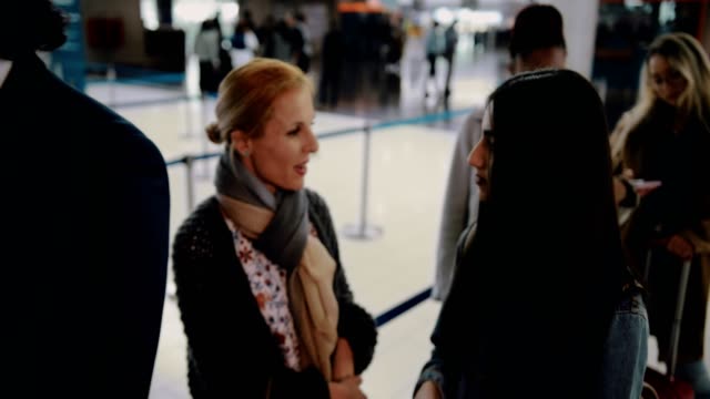 Multi-ethnischen-Menschen-in-Warteschlange-am-Flughafen