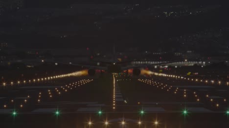 Flugzeug-vom-Flughafen-in-der-Nacht---zurück-Blick-ausziehen