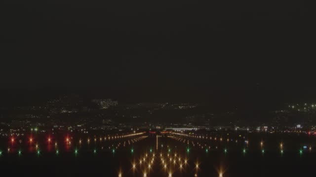Flugzeug-vom-Flughafen-in-der-Nacht---zurück-Blick-ausziehen