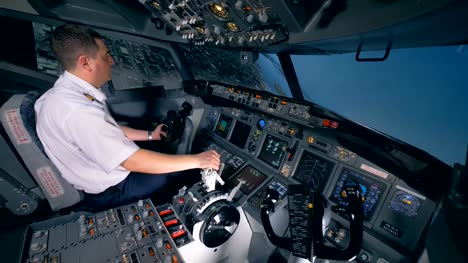 Un-piloto-convierte-en-un-plano-a-la-izquierda,-sentado-en-un-simulador-de-vuelo.-4K.