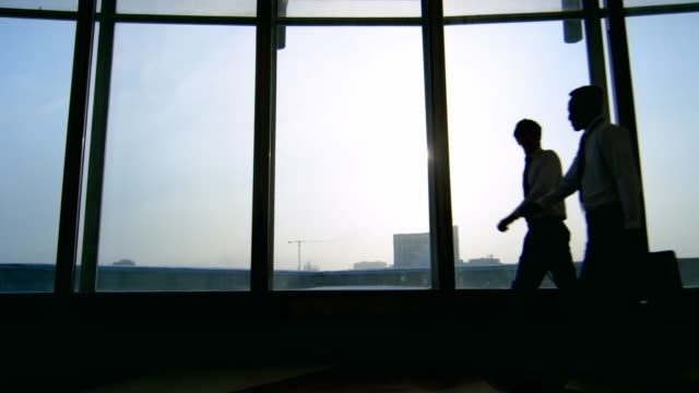 Businesspeople-Walking-in-Airport