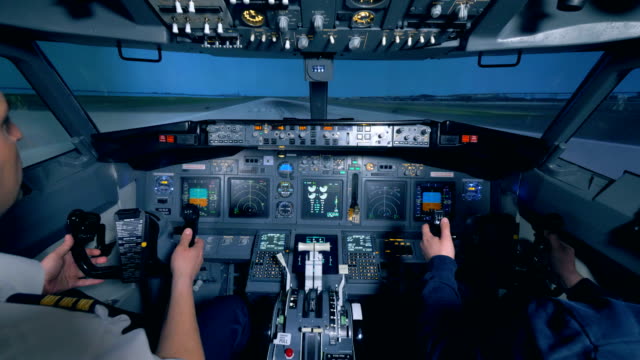 El-avión-despega,-los-pilotos-están-en-la-cabina.