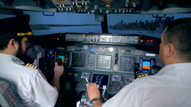 Piloten-Steuern-einen-Airbus-in-einem-Flugsimulator.