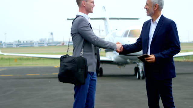 Businessmen-shaking-hands-with-each-other-4k