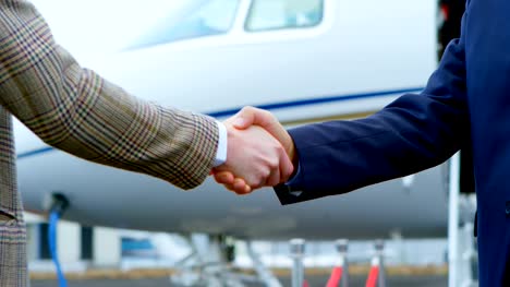 Businessmen-shaking-hands-with-each-other-4k
