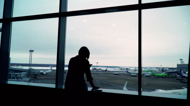 mujer-en-el-aeropuerto-esperando-el-vuelo