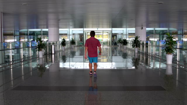 Mann-geht-zum-Flughafen-terminal-Gebäude.