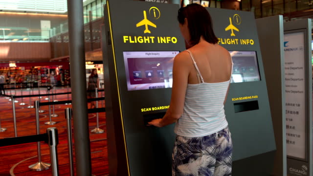 Una-mujer-utiliza-un-terminal-de-información-en-el-aeropuerto