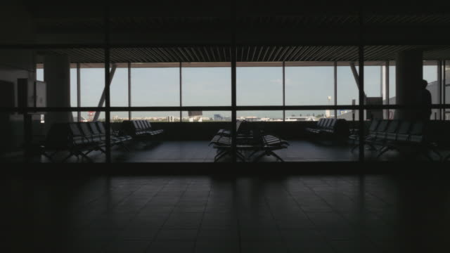 Silhouette-der-Mann-zu-Fuß-in-Flughafen-Wartebereich