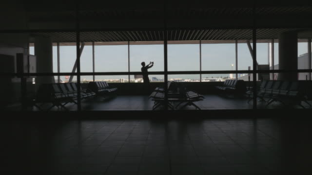 Flughafen-Passagier-Silhouette-Aufnahmen-des-Himmels