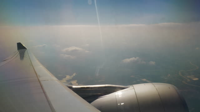 día-soleado-vuelo-china-de-panorama-4k-de-avión-motor-pasajero-ventana-vista