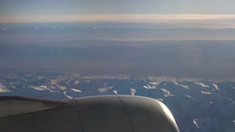 sonnigen-Tag-fliegen-Flugzeug-Motor-Passagier-Fenster-Ansicht-Panorama-4k-china
