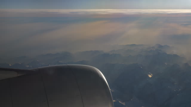 sonnigen-Tag-fliegen-Flugzeug-Motor-Passagier-Fenster-Ansicht-Panorama-4k-china