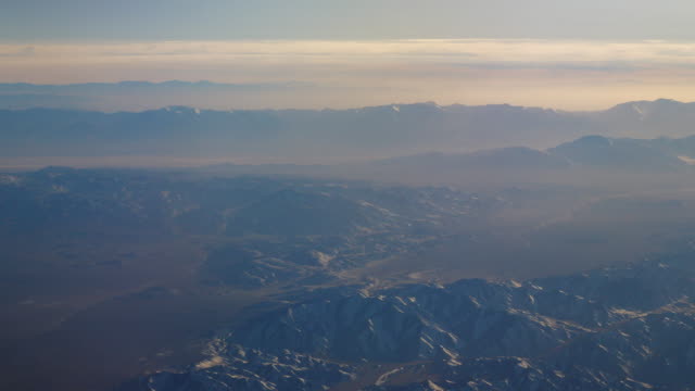 sonnigen-Tag-fliegen-Flugzeug-Passagier-Fenster-Ansicht-Panorama-4k-china