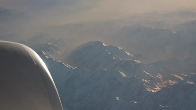 Sonne-Licht-Flugzeug-Motor-Berge-Fenster-Ansicht-4k-china