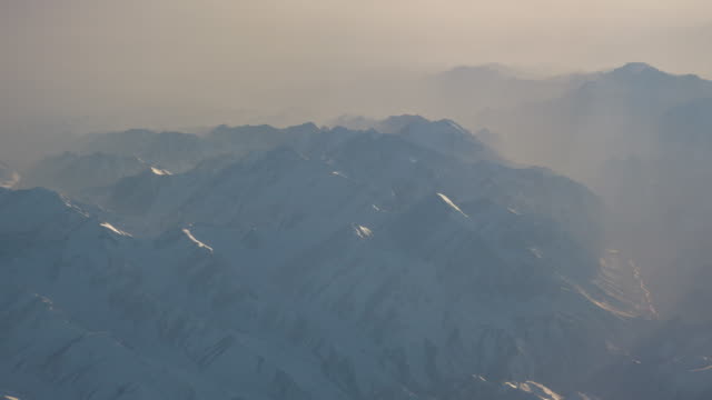 sol-luz-avión-montañas-vista-4k-china